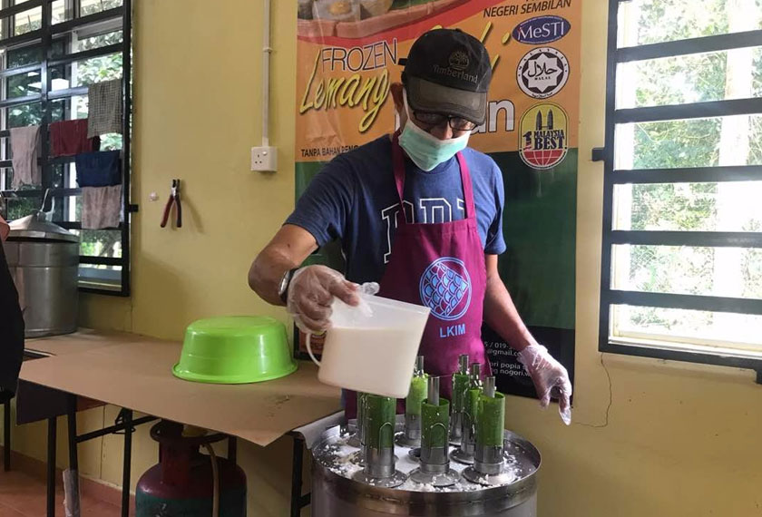 Terdapat teknik tertentu bagi memasukkan inti di tengah-tengah lemang tanpa bercampur dengan pulut. Astro AWANI / SHUHADA KADIR