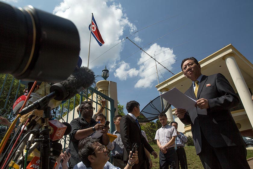 Duta Korea Utara ke Malaysia, Kang Chol (kanan) tidak mahu menerima sebarang keputusan forensik yang dilakukan ke atas mayat Kim Jong Nam dan meminta Malaysia menyerahkan mayat warganya itu. Foto Astro AWANI / SHAHIR OMAR