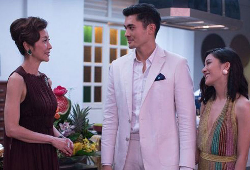 Henry Golding (tengah) dalam satu babak Crazy Rich Asians