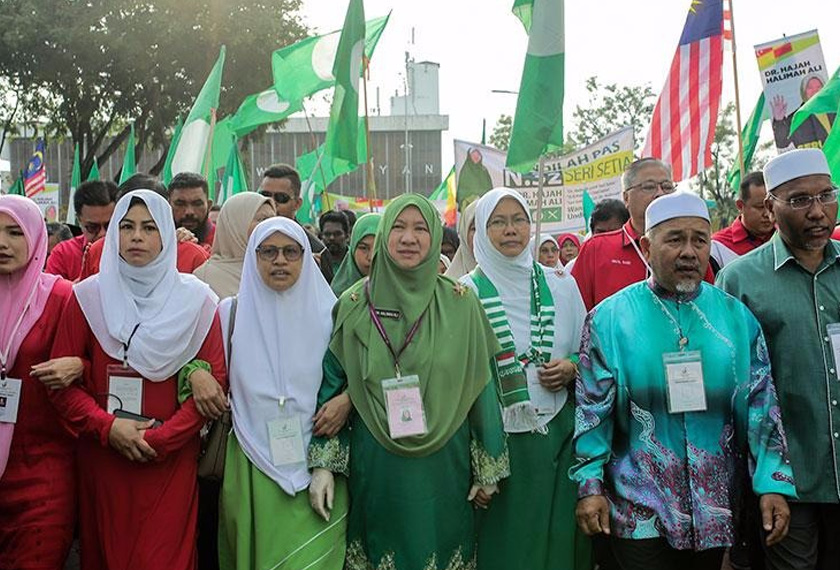 Selain pemimpin Pas, Datuk Tuan Ibrahim Tuan Man dan Idris Ahmad (kanan sekali), Dr Halimah (empat kiri) turut diiringi Ketua Wanita UMNO Datuk Dr Noraini Ahmad (dua, kiri) ke Dewan Sivik MBPJ pada penamaan calon hari ini.
