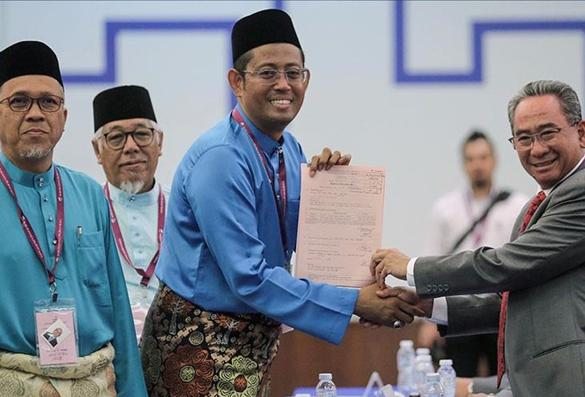 Halimey sewaktu menyerahkan borang pencalonan kepada Pegawai Pengurus DUN Seri Setia Datuk Mohd Azizi Mohd Zain di Dewan Sivik Majlis Bandaraya Petaling Jaya hari ini.