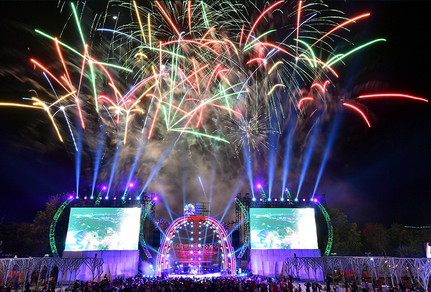 Persembahan bunga api pastinya dinanti-nanti pengunjung acara yang berada di stadium mahupun penonton yang mengikuti siaran langsung di seluruh dunia. - Bernama