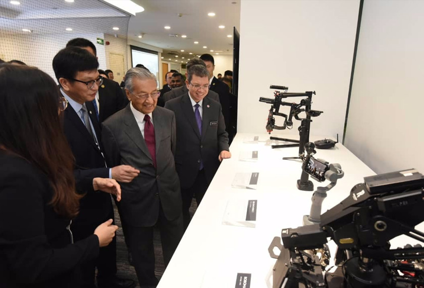 Pada lawatan itu, Dr Mahathir diperkenalkan dengan teknologi terbaharu DJI pada sesi demonstrasi. - Gambar Ihsan Jabatan Penerangan