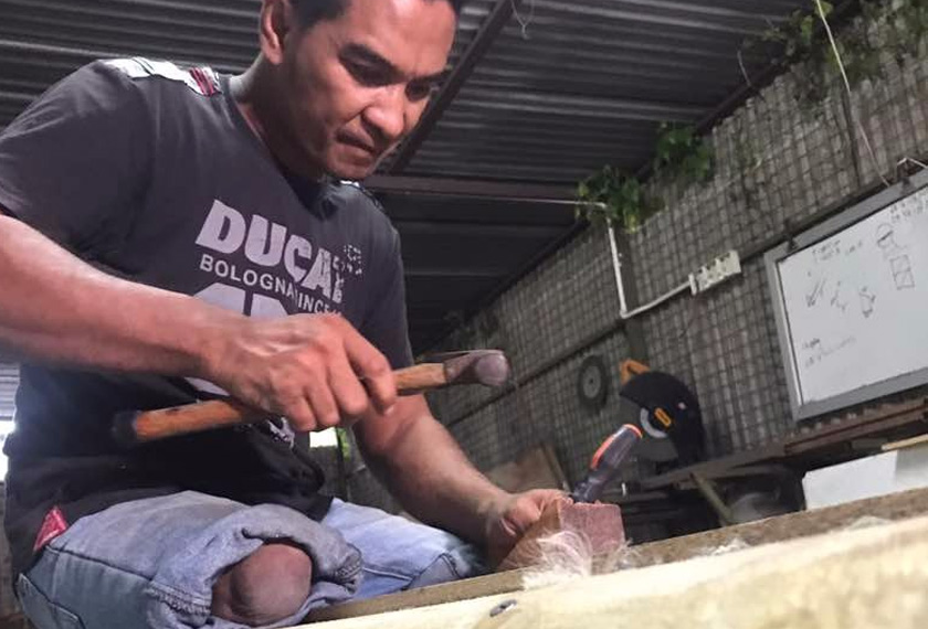 Tanpa pembelajaran secara khusus dalam pertukangan, Syukri mula berjinak dalam bidang ini ketika masih remaja.