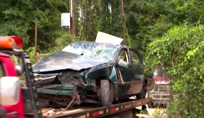 Keadaan kereta keluarga tersebut selepas terbabas ke dalam jurang sungai.