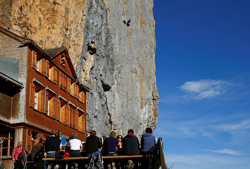 Lokasi unik ini menjadi igauan bagi mereka yang mahu meneroka kawasan pergunungan di Switzerland. - Reuters