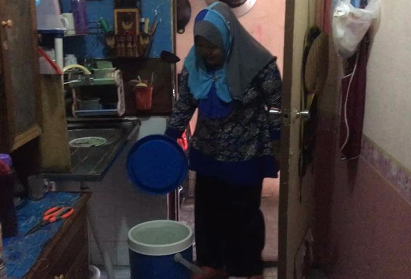 Masalah bekalan air sudah sekian lama menghantui kehidupan penduduk di PPR Lembah Subang 1. - Astro AWANI/Rahimah Abdullah