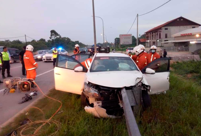 Keadaan kereta mangsa yang ditembusi besi penghadang jalan. - Foto: JBPM