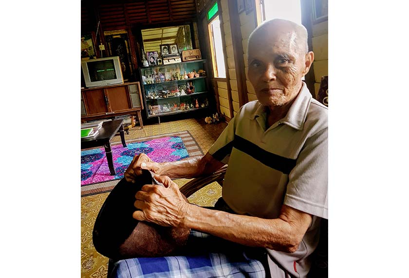 Saad Mahamood menunjukkan gantang Perlis yang berusia 200 tahun yang masih tersimpan di Rumah Warisan Laksamana. Gantang Perlis adalah alat menyukat beras atau padi yang digunakan secara meluas suatu ketika dahulu. --fotoBERNAMA