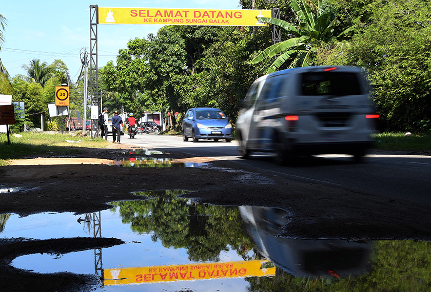 Nama pekan Balakong datang daripada perkataan balak, dan kong, merujuk kepada kongsi Cina atau penempatan kaum Cina satu ketika dahulu. --fotoBERNAMA
