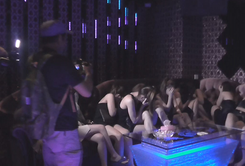 Siasatan polis mendapati terdapat kegiatan pelacuran di luar pusat hiburan terbabit. - Astro AWANI