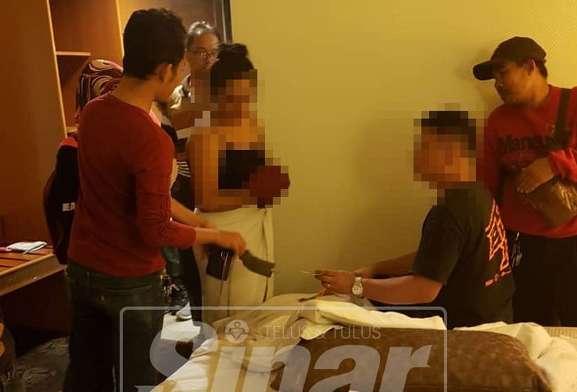 Anggota penguatkuasa JHEAT sedang menyoal siasat wanita, 25, dan salah seorang pelanggannya selepas bilik hotel ditempah mereka diserbu, pagi semalam.