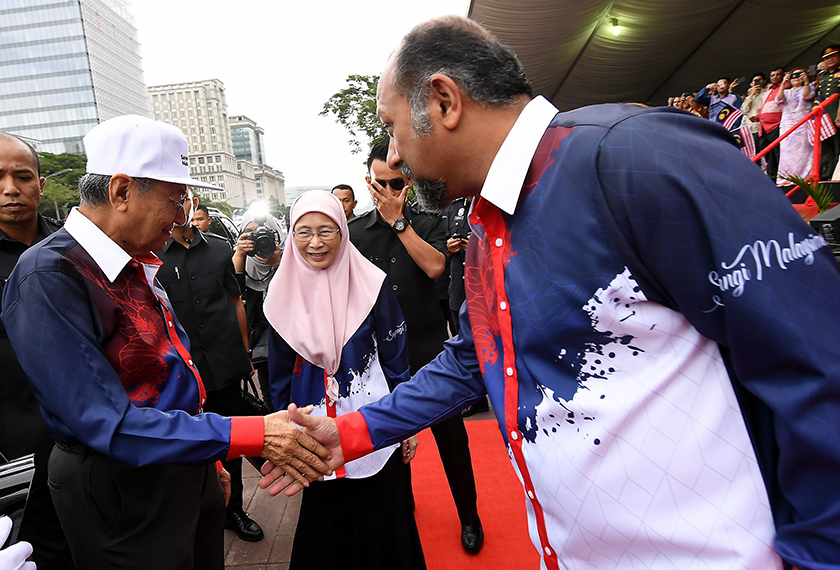 Dr Mahathir disambut oleh Dr Wan Azizah dan Gobind Singh semasa hadir pada sambutan Hari Kebangsaan ke-61 di Dataran Putrajaya hari ini. --fotoBERNAMA