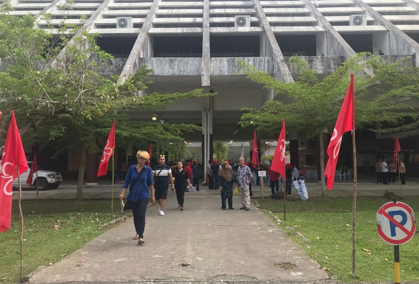 Pelancaran Bersatu Sarawak mencetuskan persoalan bagaimana parti serpihan UMNO itu boleh diterima di negeri berkenaan. - Astro AWANI