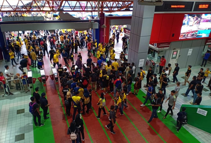 Peminat mula memasuki stadium.