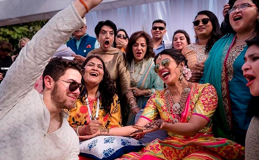 Kemesraan Nick bersama keluarga dan saudara-mara Priyanka terlihat dalam gambar ini.