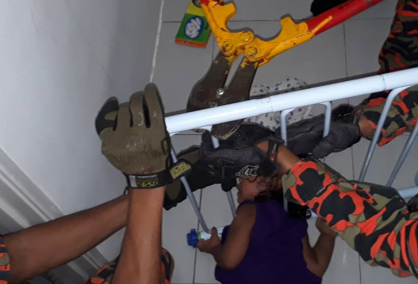 Bomba menggunakan alat pemotong dan berjaya menyelamatkan kanak-kanak itu.