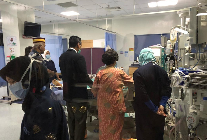 Dalam ziarah itu, beliau diberi taklimat oleh pasukan pakar perubatan IJN berkenaan perkembangan terkini rawatan yang dijalankan. - Foto JBPM