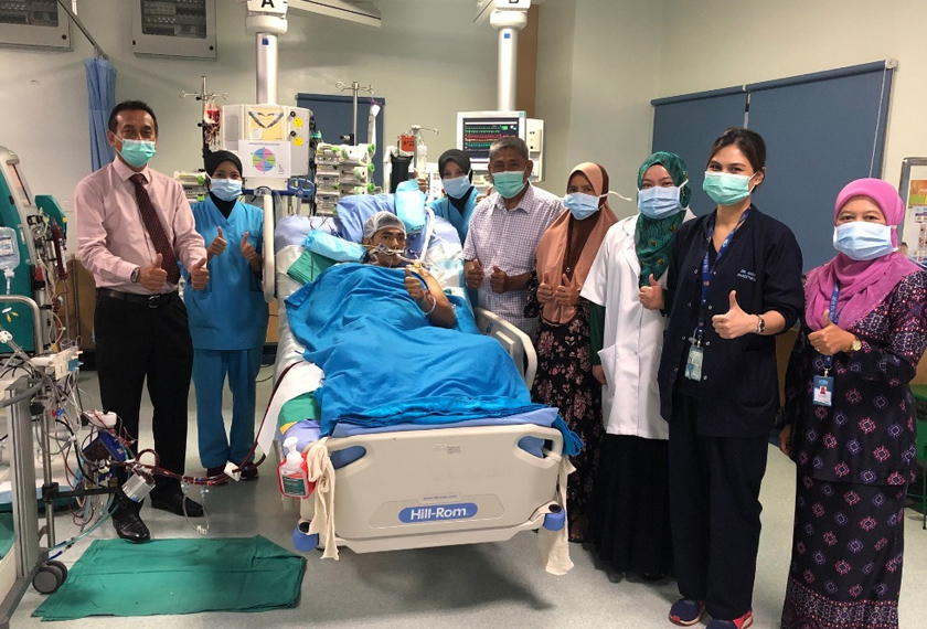 Muhammad Adib bersama doktor, petugas hospital dan ibu bapanya di Institut Jantung Negara hari ini. - Foto IJN
