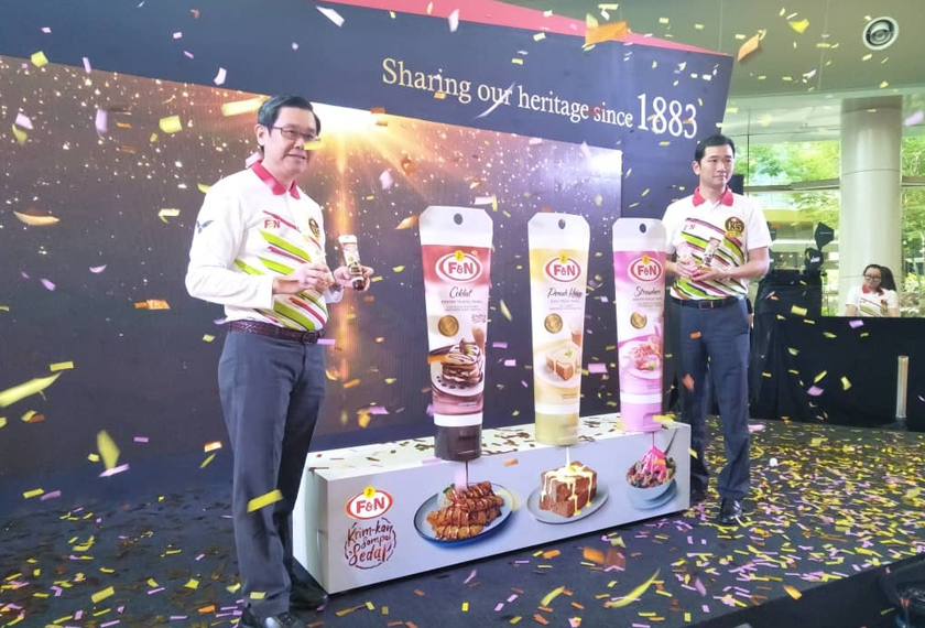 Ketua Pegawai Eksekutif F&N,  Lim Yew Hoe melancarkan produk terbaru F&N Milk Stick dan Squeez Tube