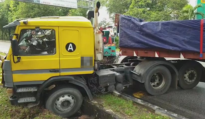 Salah sebuah lori yang terlibat dalam kemalangan di Sungai Buloh pada petang Khamis. - Astro AWANI