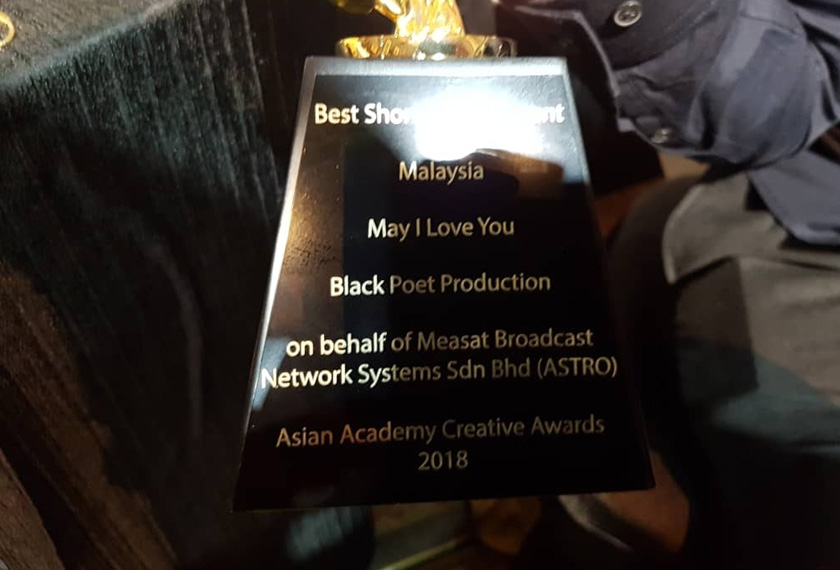 Trofi emas yang dimenangi MEASAT Broadcast Network Systems.