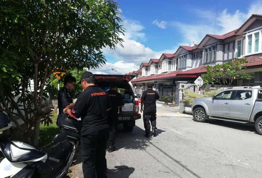 Polis menjalankan siasatan di lokasi kejadian.