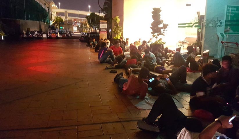 Keadaan di Sunway Pyramid, sekitar jam 2.30 pagi. Ramai yang sudah siap sedia menanti untuk mendapatkan tiket perlawanan akhir Piala AFF Suzuki 2018 - Foto Yuzir Harafi