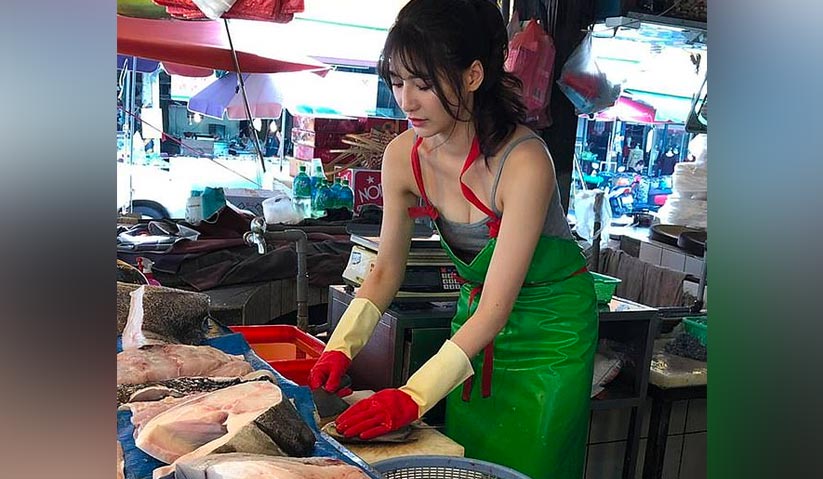 Ketika masa terluang, Liu akan membantu ibunya di pasar - Foto Facebook bcbcbabe1985