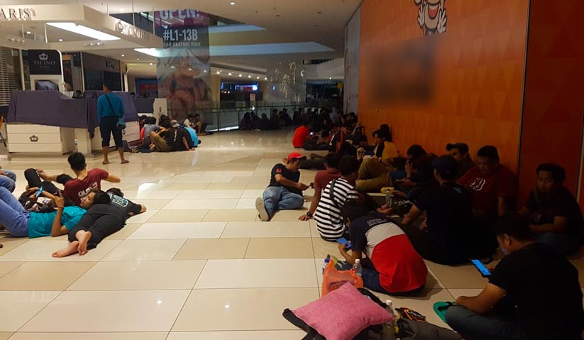 Beginilah keadaan di hadapan kedai al-ikhsanSports sekitar jam 1.30 pagi. - Foto Yuzir Harafi