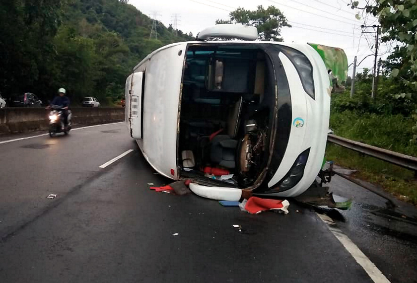 Bas persiaran yang membawa pelancong dipercayai dari Korea terbalik ketika menuruni bukit di Jalan Kelawat, Kota Belud.