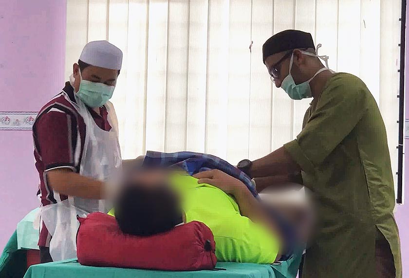 Alex ketika dikhatankan.