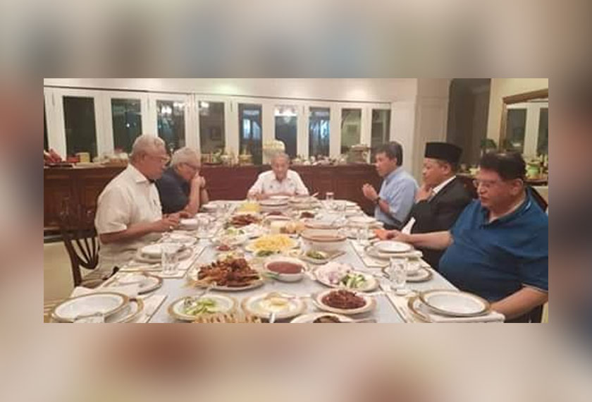 Gambar tular beberapa pemimpin-pemimpin UMNO sedang makan malam bersama Dr Mahathir. - Foto media sosial