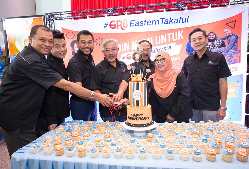 Cake cutting ceremony with the Board of Directors and Chief Executive Officer of Great Eastern Takaful Berhad together with Datuk Haji Aznil Nawawi. - Great Eastern Pics