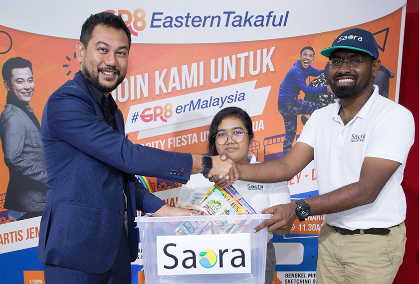Walking the talk. Encik Shahrul Azlan Shahriman (left), Chief Executive Officer of Great Eastern Takaful Berhad donating children’s books to Ganesh Muren, Chief Executive Officer of Saora Industries to kick start the #Gr8erMalaysia Campaign. - Great Eastern Pics