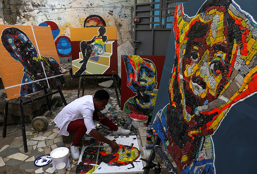 Koffi tergerak untuk menghasilkan karya seninya selepas memerhatikan kesan bahan buangan elektronik yang mencemari kejiranannya. - Reuters