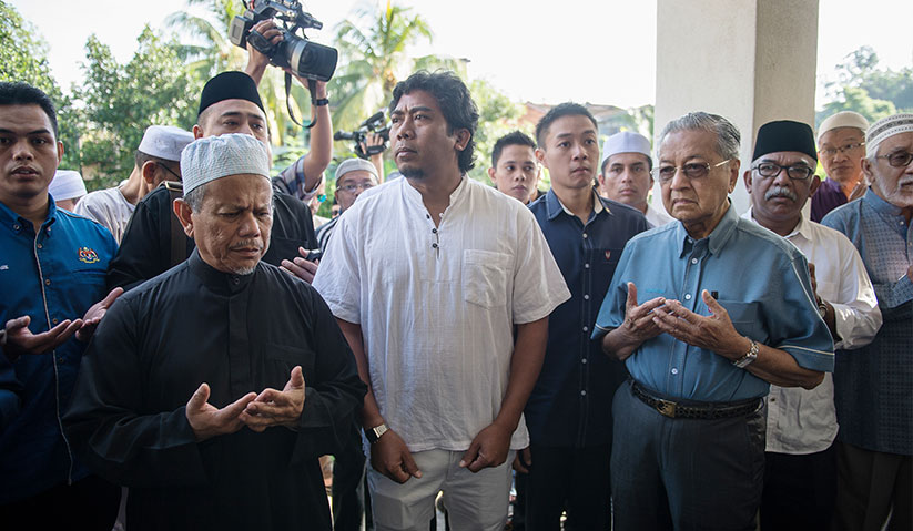 Dr Mahathir turut hadir bagi memberi penghormatan terakhir kepada jenazah Zainuddin selepas disembahyangkan di surau di Taman Melawati sebelum dibawa ke tanah perkuburan hari ini. --fotoBERNAMA