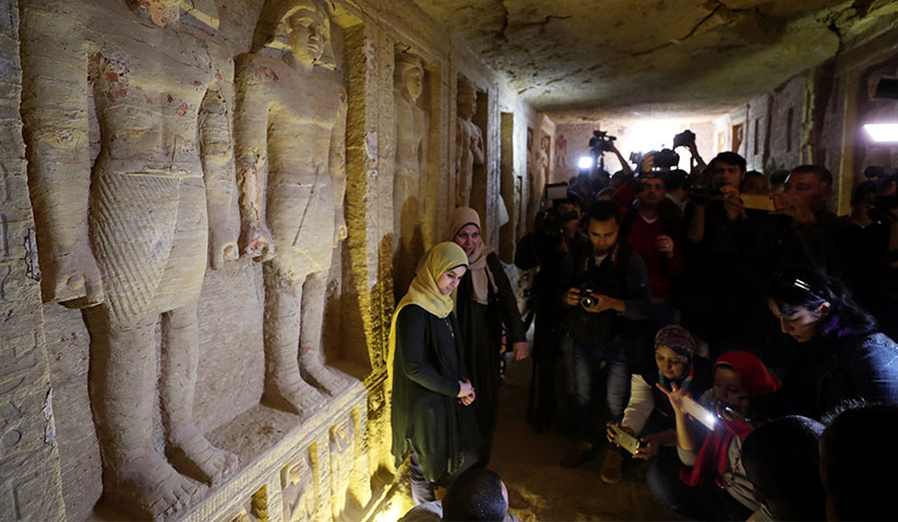 Ukiran hieroglif dan patung-patung Firaun masih dalam keadaan baik di dalam makam itu. - Reuters