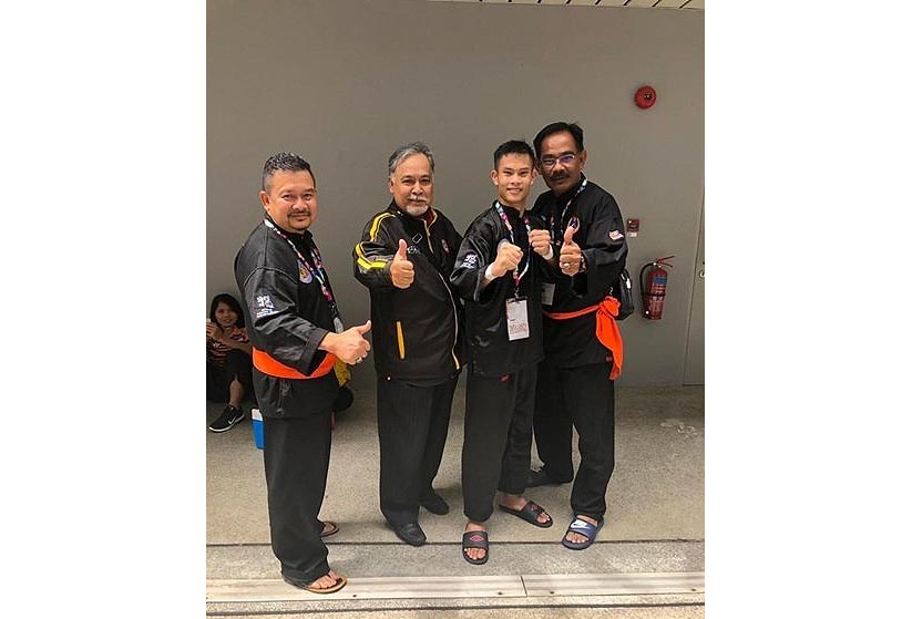 gandingan Mohd Taqiyuddin Hamid dan Sazzlan Yuga meraih pingat emas dalam acara silat seni regu putra. - Foto Bernama