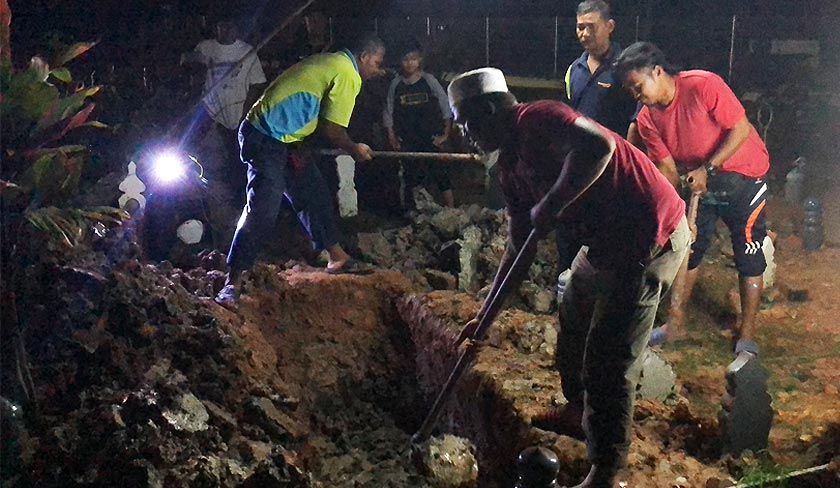 Kerja-kerja menggali kubur bermula jam 1 pagi Selasa dan selesai sekitar jam 4 pagi. - Astro AWANI