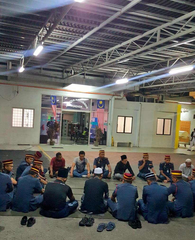 Anggota bomba mengadakan tahlil. Astro AWANI/NISA KASNOON