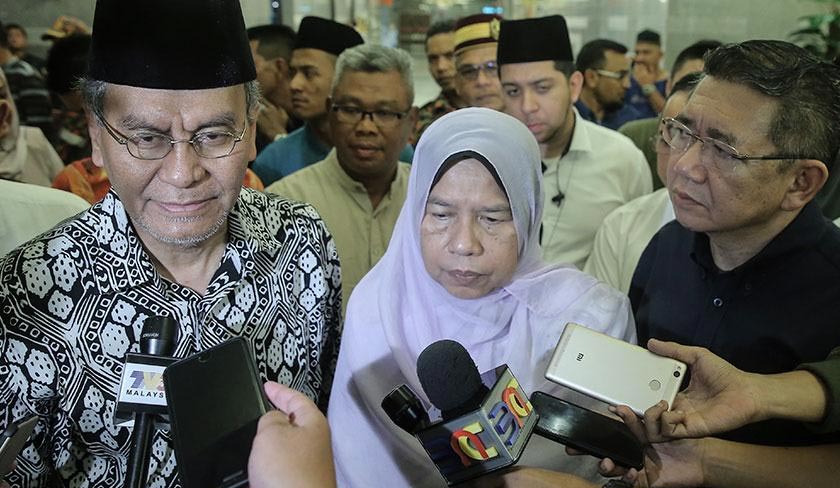 (Dari kiri) Dr Dzulkefly, Zuraida dan Salahuddin ketika bercakap dengan media di IJN. - Astro AWANI/Shahir Omar