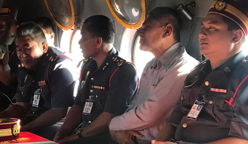 Mohd Kassim kelihatan tenang mengiringi keranda jenazah di dalam helikopter. Astro AWANI/FIRDAUS AZIL