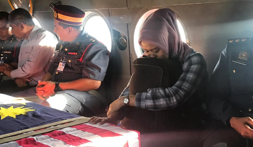 Nurul Najihah menahan airmata sambil mengiringi perjalanan arwah tunangnya pulang ke kampung halaman. Astro AWANI/FIRDAUS AZIL