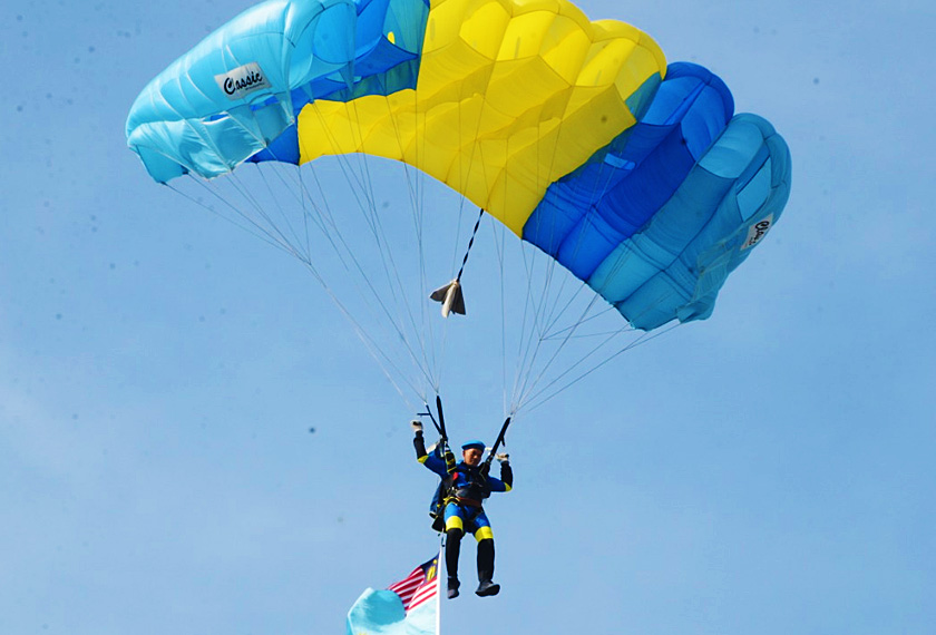 Latihan payung terjun oleh perajurit muda udara. - Foto TUDM