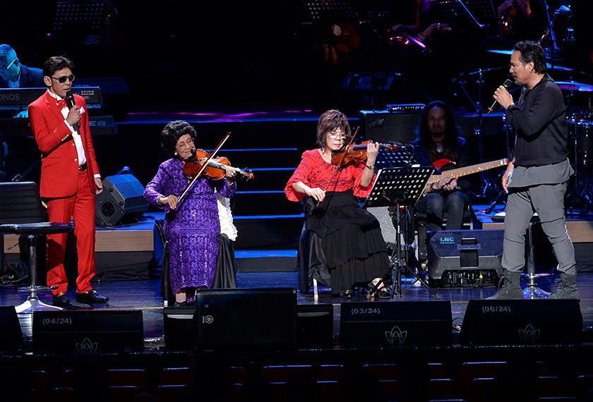 Tun Dr Siti Hasmah Mohamad Ali membuat penampilan istimewa dengan mempamerkan kebolehan menggesek biola mengiringi persembahan Raja Pop Datuk Jamal Abdillah (kiri) dan Datuk M Nasir (kanan) pada Konsert Duo Lagenda. - Foto BERNAMA