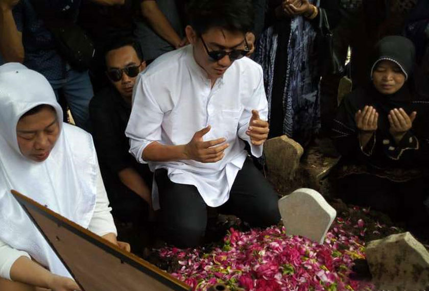 IFAN berdoa di pusara isterinya, Allahyarham Dylan Sahara.