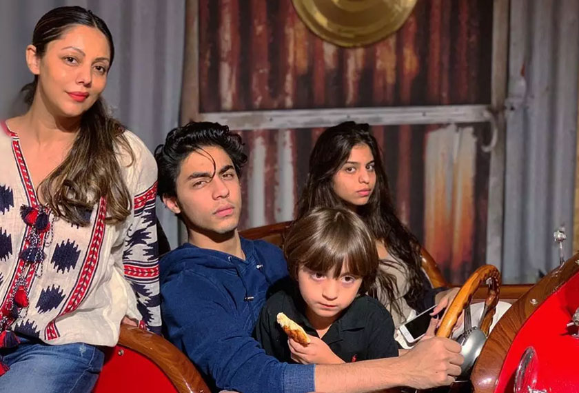 GAURI KHAN (kiri) bersama tiga permata hatinya.