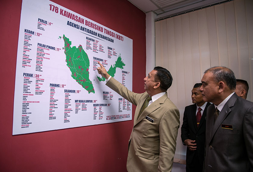 Zulkifli melihat peta kawasan panas gejala dadah ketika Majlis Perasmian Pusat Gerakan Hotline Ibu Pejabat AADK, hari ini. - BERNAMA