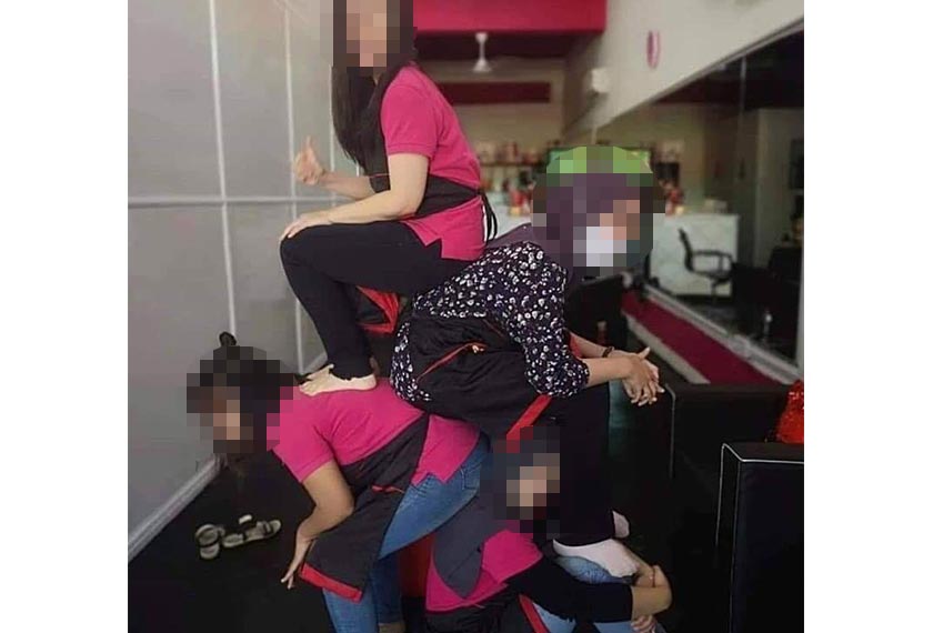 Sejak beberapa hari lepas, tular di media sosial mengenai 'Tindan Challenge' yang memerlukan empat orang atau lebih duduk, sandar, berdiri dan membongkon di atas badan antara satu sama lain. Foto: Media sosial